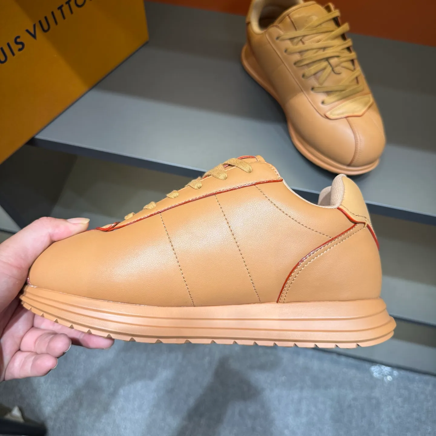 P540 Size 38-45 LV 🫏The colorful interpretation of BUTTERSOFT sneakers combines sheepskin, The colorful interpretation of LV BUTTERSOFT sneakers combines sheepskin and calfskin, bringing a super soft feel. Designed by Pharrell Williams, this '60s-inspired shoe features a padded upper that's been crafted by Louis Vuitton craftsmen to further enhance the comfort of the leather. In addition to the LV initials, it features multiple signatures, including natural leather trim and an embossed pattern of Pharrell Williams and lobster on the side, referencing the Fall/Winter 2025 men’s show. A must-have artifact for fashionistas✅